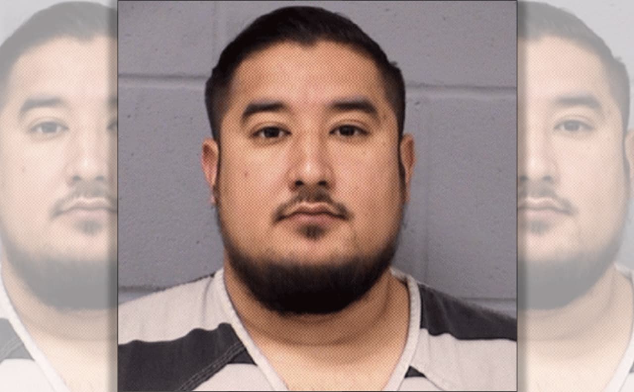 Arrestan a empleado de bar por presuntamente servirle bebidas alcohólicas a hombre intoxicado