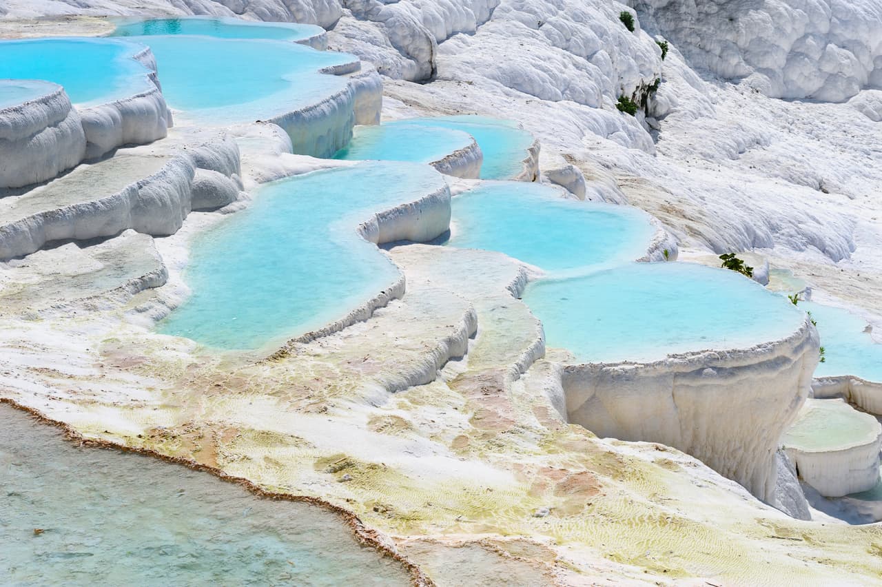 Pamukkale, o ‘castillo de algodón’ en español. Es una zona de aguas termales de color azul lechoso en Denizli, Turquía.