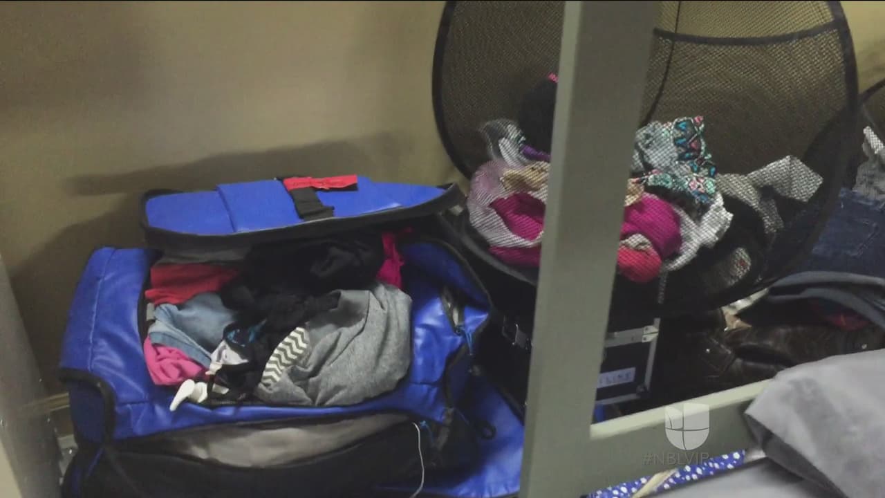 El desorden y unas cuantas cosas que ha visto de las chicas la tienen con los pelos de punta.