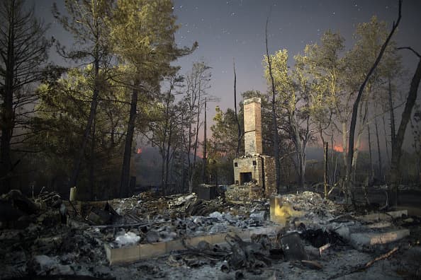 El incendio ha consumido más de 60,000 acres y ha destruido cientos de casas en el norte de California.