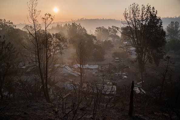 El incendio ha consumido más de 60,000 acres y ha destruido cientos de casas en el norte de California.