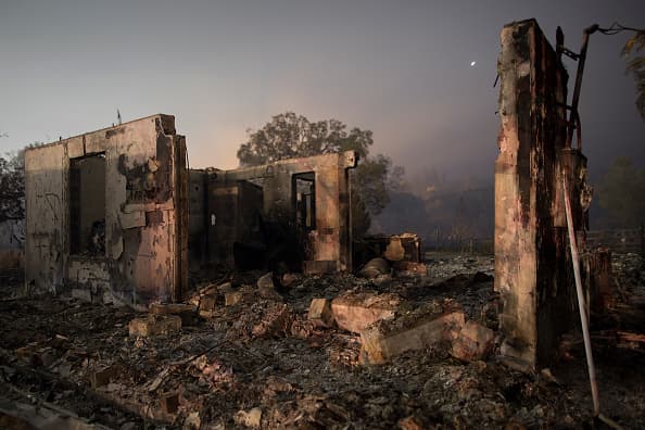 El incendio ha consumido más de 60,000 acres y ha destruido cientos de casas en el norte de California.