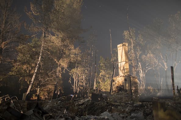 El incendio ha consumido más de 60,000 acres y ha destruido cientos de casas en el norte de California.