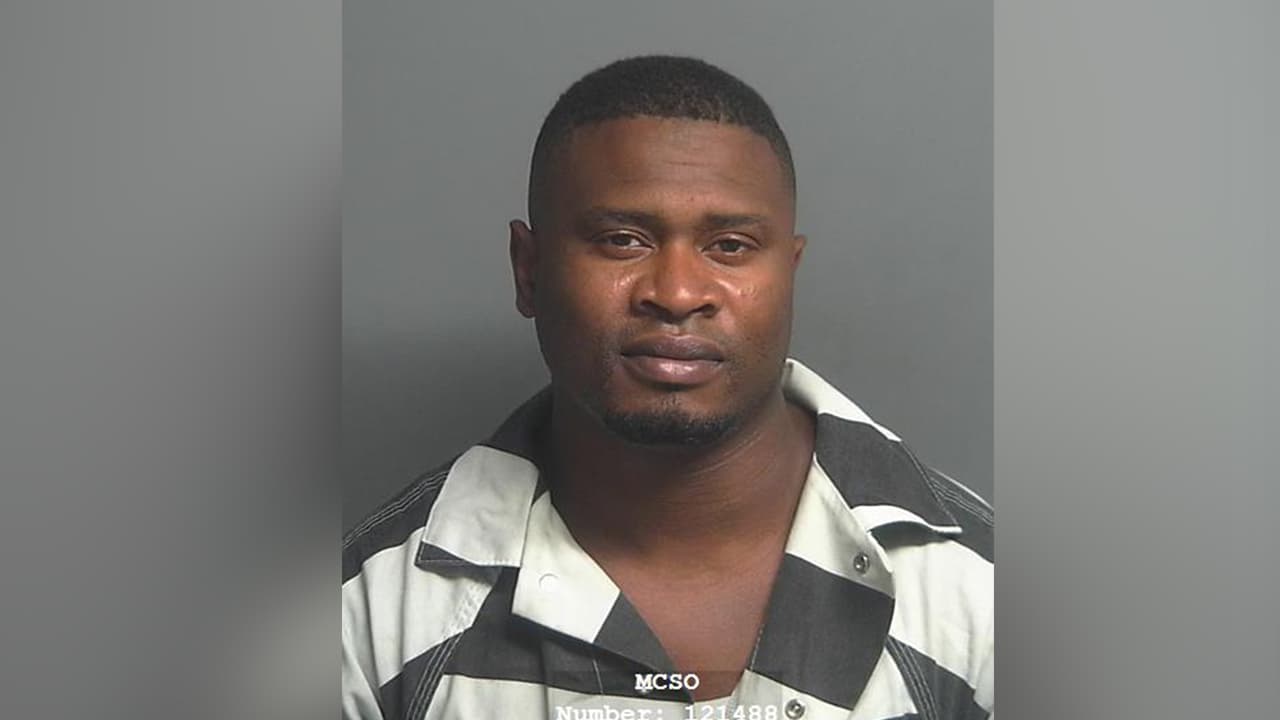 Jeffrey Antwine Wyatt es buscado por posesión ilegal de un arma de fuego.