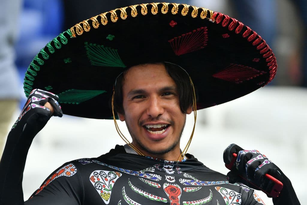 El colorido de los fanáticos de México y Brasil hace parte de una fiesta que se enciende en el Samara Arena en medio del partido de octavos de final entre ambos equipos en el Mundial Rusia 2018.