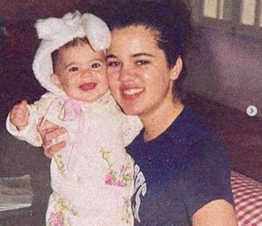 "Hablamos de eso todo el tiempo. Yo digo, 'Chicas, tengo cicatrices de por vida. 
<b><a href="https://www.univision.com/entretenimiento/chismes/khloe-kardashian-reclama-ser-excluida-de-la-moda-por-su-peso-video" target="_blank">Por eso soy como soy</a></b>'".
<br>