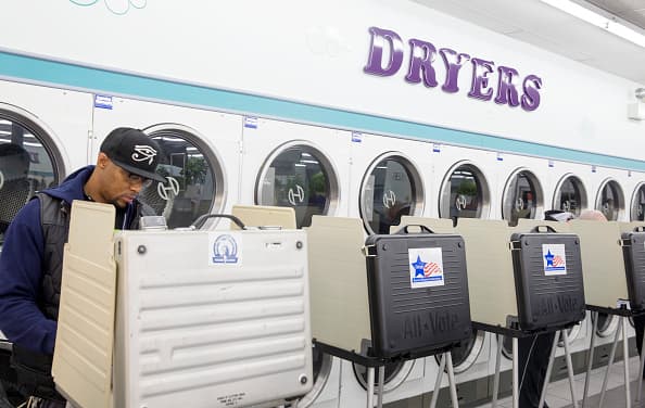 Para información sobre dónde esta la casilla que te corresponde consulta 
<b><a href="http://www.chicagoelections.com/en/home.html" target="_blank">este enlace. </a></b>