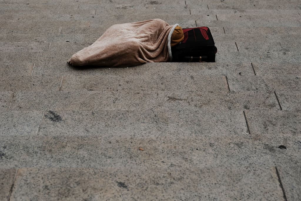 Una persona duerme en una calle de Manhattan. Cuando se camina la ciudad, no extraña toparse con indigentes, algunos durmiendo y otros con algún cartel donde piden dinero o comida.