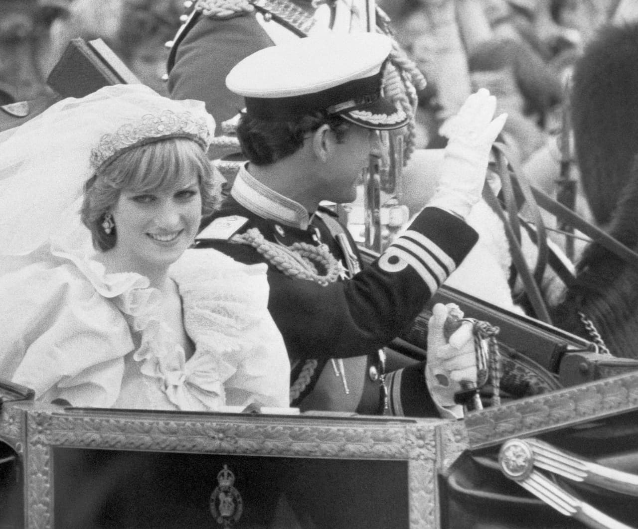 Para muchos espectadores, la boda real era la consagración de un 'cuento de hadas'. Sin embargo, el vínculo entre Carlos y Diana empezaba con varios problemas que eventualmente harían crisis y los llevaría al divorcio once años después. "No pienso que estuviera feliz. Nunca traté de cancelar la boda realmente, pero creo que fue el peor día de mi vida", dijo Diana en una grabación presentada en un documental titulado 'Diana, en su propia voz'.