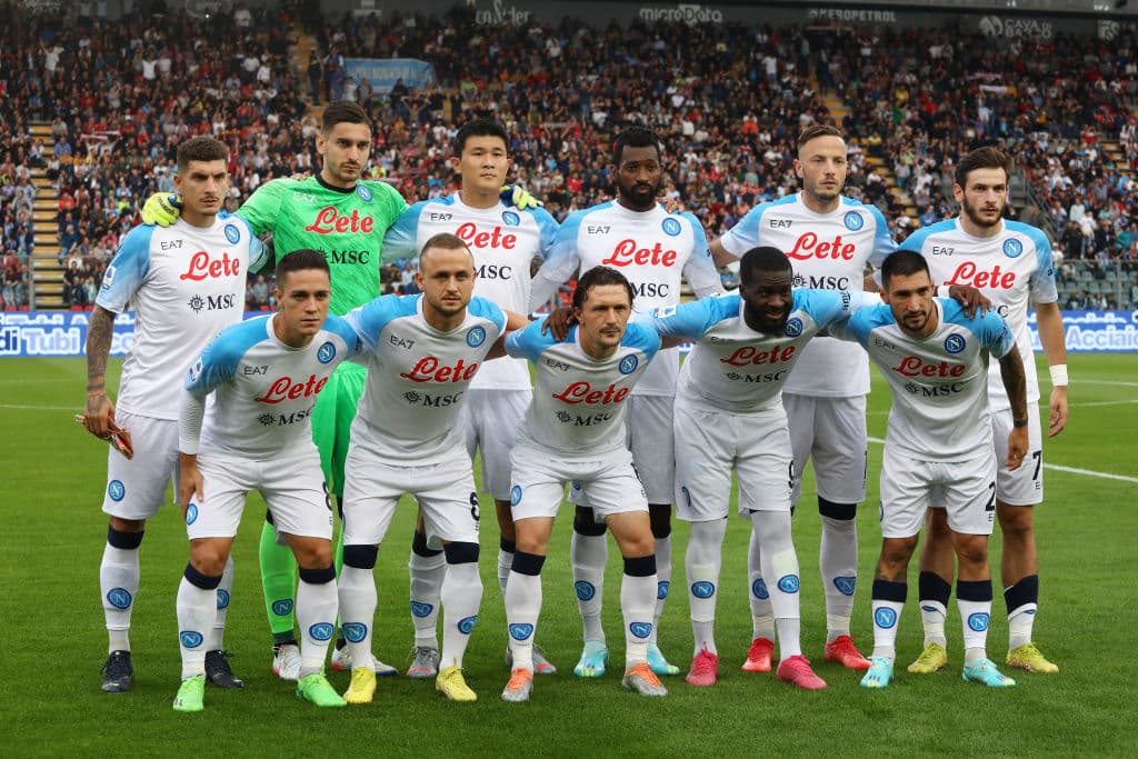 Napoli, con goles de Matteo Politano y Gio Simeone, le ganó al Cremonese 2-1 y es único líder de la Serie A.