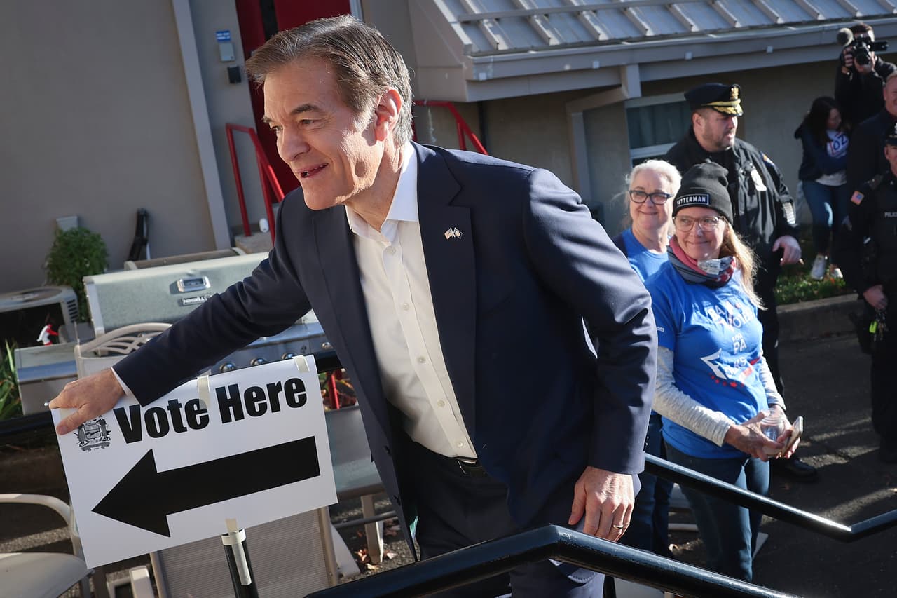 El candidato republicano al Senado de Estados Unidos, Dr. Mehmet Oz, ingresa a la mesa de votación en Bryn Athyn Borough Hall para emitir su voto een Huntingdon Valley, Pensilvania.