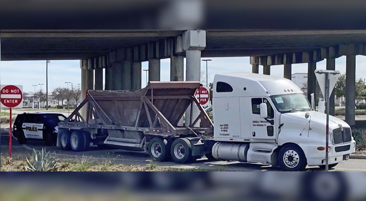 <b><a href="https://www.univision.com/local/san-antonio-kwex/tenia-miedo-no-tenia-documentos-afirma-la-familia-del-joven-que-murio-a-manos-de-la-policia-tras-una-parada-de-transito-video">Erick García iba conduciendo un camión de carga</a></b> y un agente le indicó que se detuviera para un chequeo de rutina, en un acceso a la autopista I-35, en dirección norte, cerca de la calle South Zarzamora. El joven se detuvo, pero luego escapó a pie y se dirigió al 
<b>South Park Mall,</b> indicó William McManus, jefe de la Policía de San Antonio.