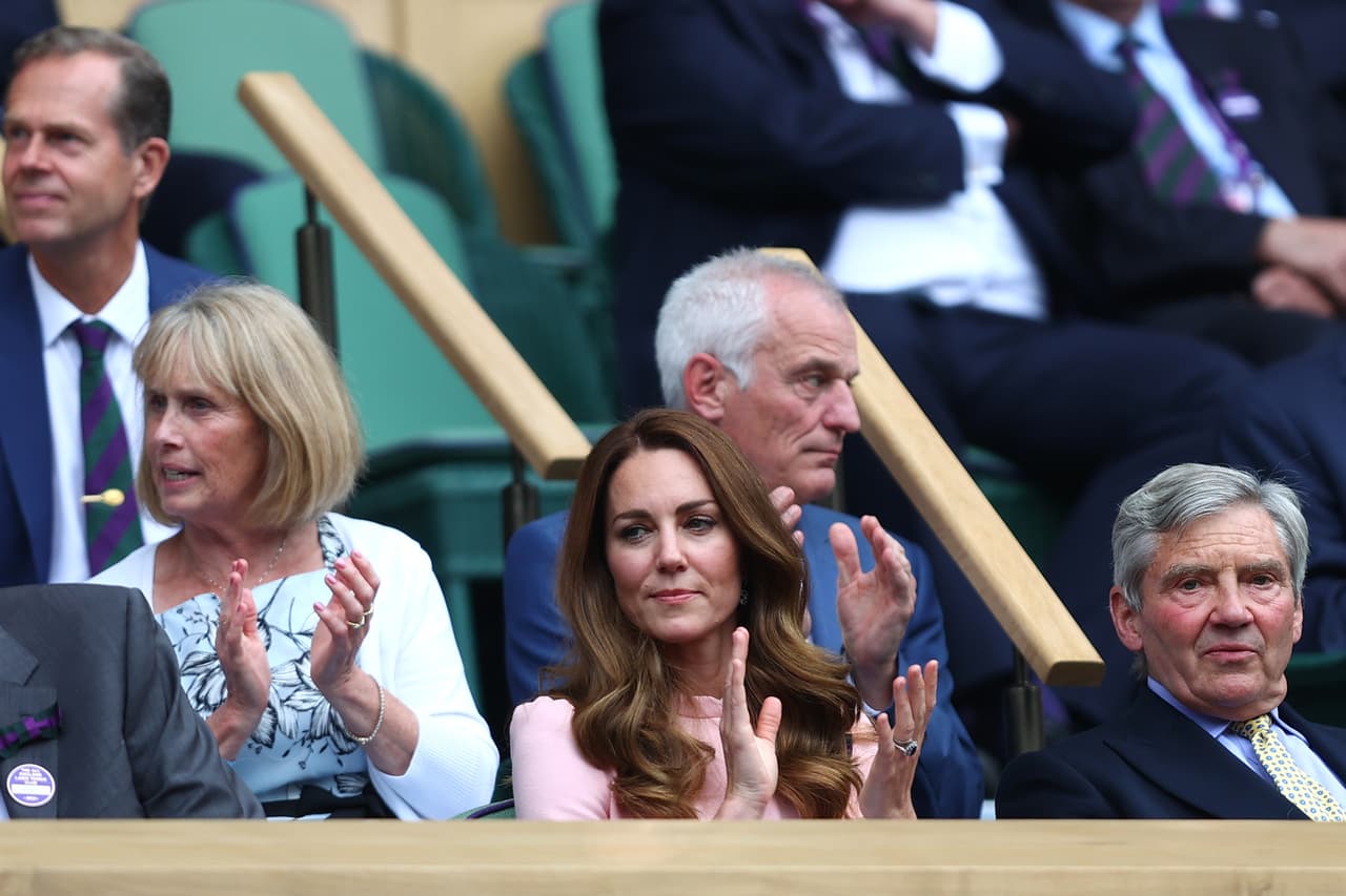 Este domingo 11 volvió a estar presente en las famosas canchas de tenis y ahora 
<b><a href="https://www.univision.com/famosos/el-principe-louis-cumple-2-anos-y-muchos-creen-que-no-se-parece-a-sus-padres-sino-a-alguien-mas-y-no-es-de-la-realeza-fotos" target="_blank">llegó junto a su padre, Michael Middleton</a></b> (a la derecha). 
<br>