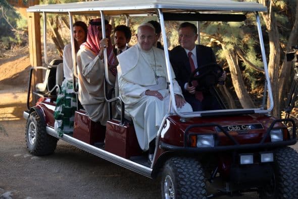 Aquí el máximo jerarca católico viaja en un carrito de golf junto al rey Abdalá II de Jordania durante su visita a Betania.