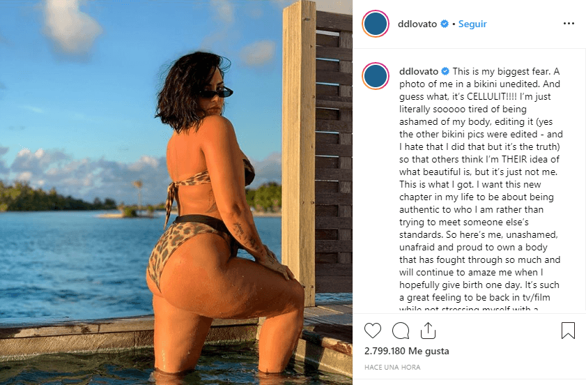 “Este es mi mayor miedo. Una foto mía en bikini sin editar. Y adivina qué, ¡es celulitis! Estoy literalmente muy cansada de estar avergonzada de mi cuerpo, editándolo (sí, las otras fotos en bikini fueron editadas, y odio haberlo hecho, pero es la verdad) para que otros piensen que soy su idea de lo hermoso que es, pero no soy yo. Esto es lo que conseguí.”, escribió al pie de esta imagen.