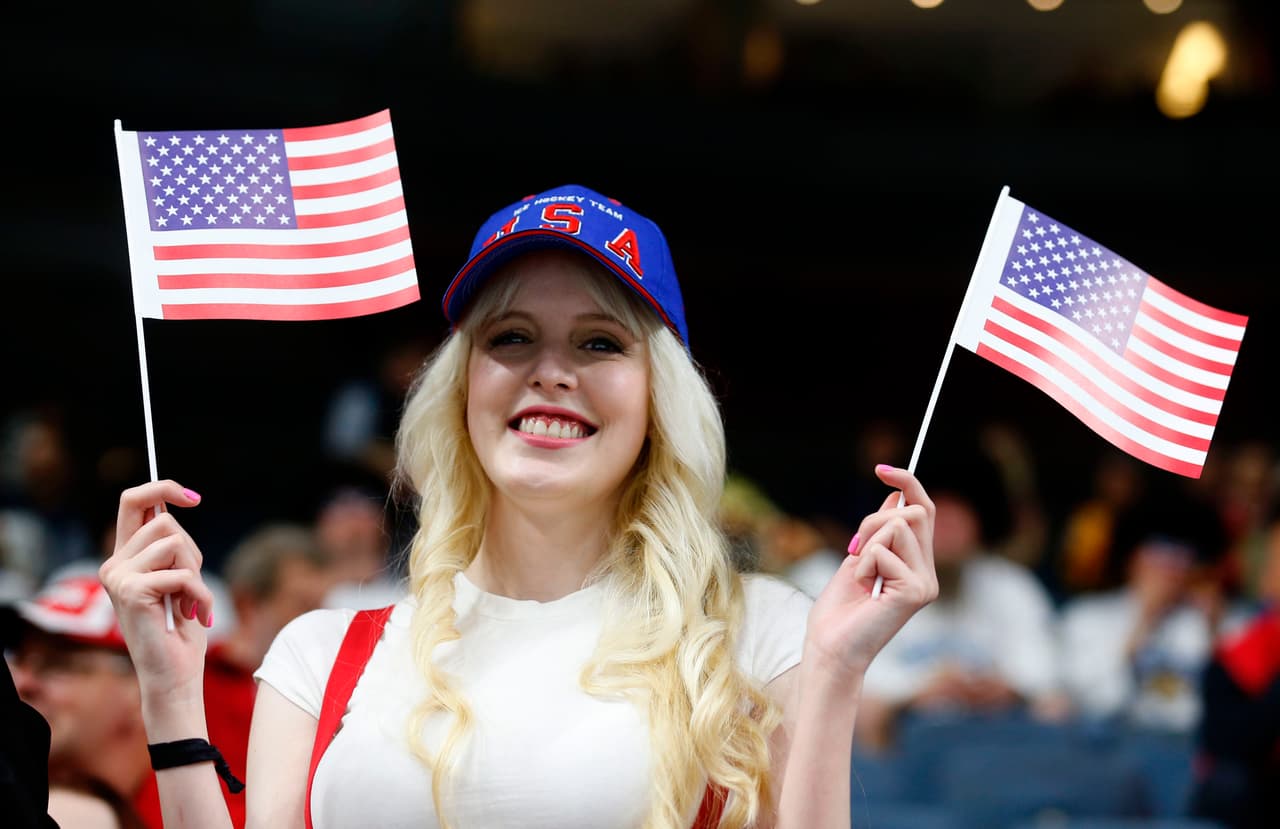 <b>10. Comprar la felicidad</b>
<br>Según una encuesta del 
<b><a href="https://www.forbes.com/sites/learnvest/2012/04/24/the-salary-that-will-make-you-happy-hint-its-less-than-75000/#eb7a39032476">Marist Institute for P</a><a href="https://www.forbes.com/sites/learnvest/2012/04/24/the-salary-that-will-make-you-happy-hint-its-less-than-75000/#eb7a39032476">ublic Opinion publicada por Forbes</a>, </b>todo lo que necesita la gente para ser feliz serían 50,000 dólares de ingresos al año (es decir: la chaqueta de Melania). Según la encuesta, la gente que gana por debajo de ese valor muestra niveles radicalmente bajo de felicidad que los que ganan ese un valor mayor.