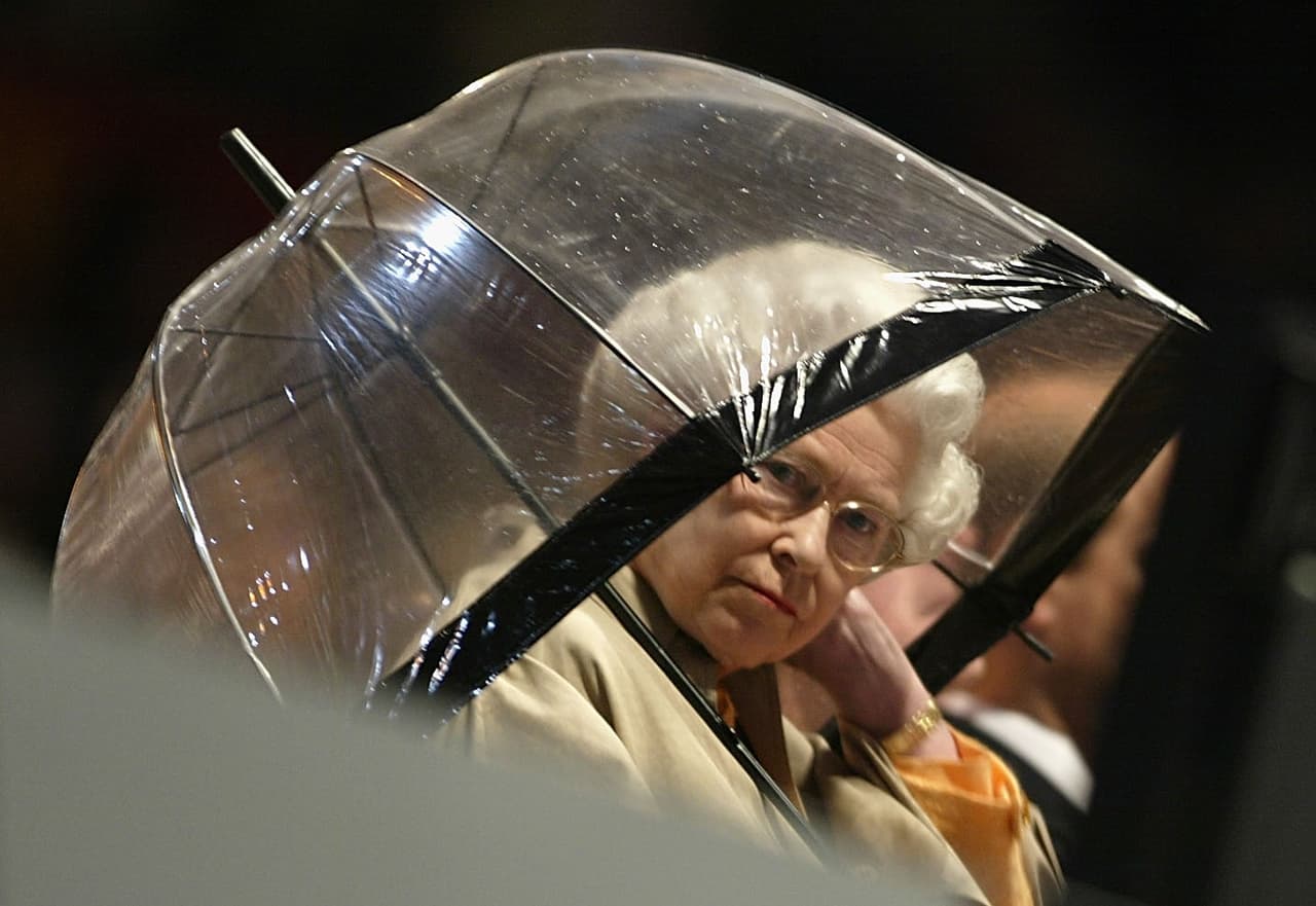 Es tal el aprecio de de la familia real por esta marca que en marzo de 2009, incluso recibieron la visita de la reina y su esposo en su fábrica de Londres. Aquí la reina bajo una lluvia torrencial en el cierre de los Juegos de la Commonwealth en 2002.