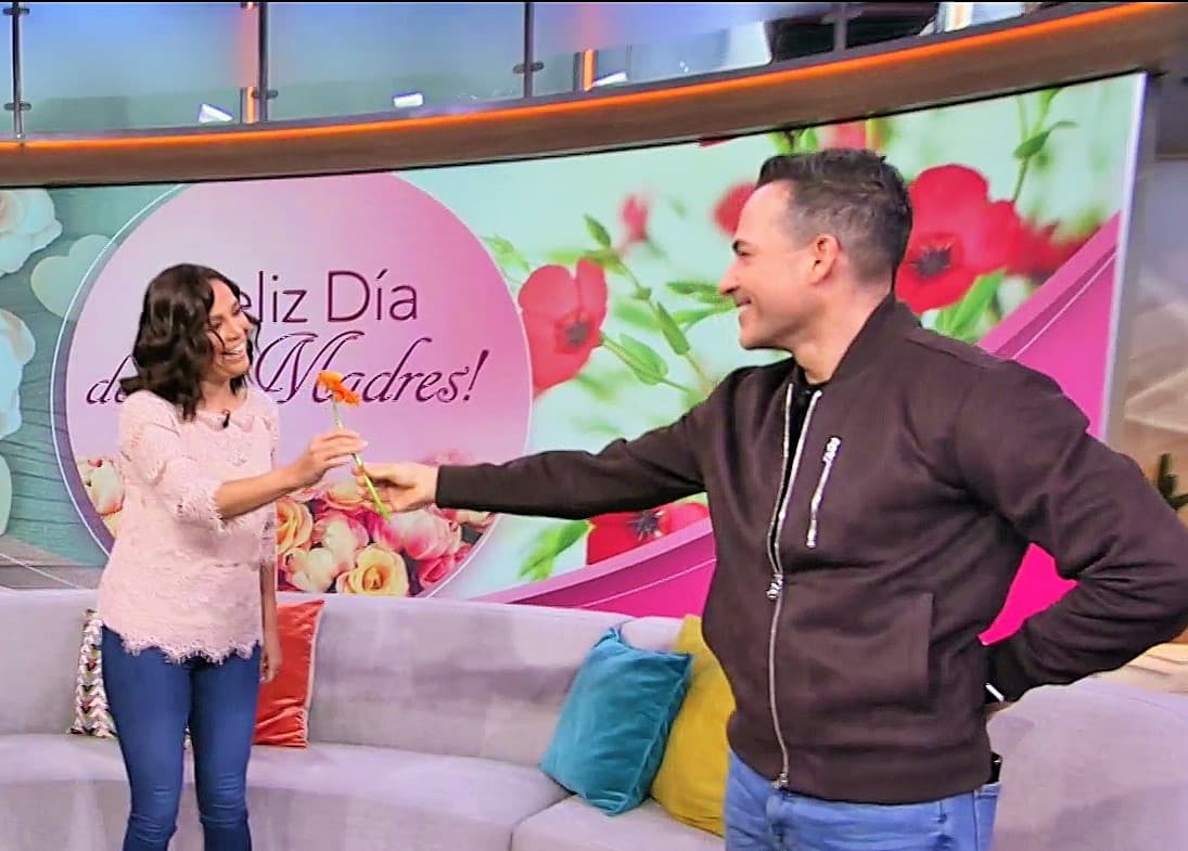 Karla Martínez también fue una de las homenajeadas y su compañero le llevó una sorpresa.