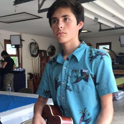 Le gusta tocar la guitarra.