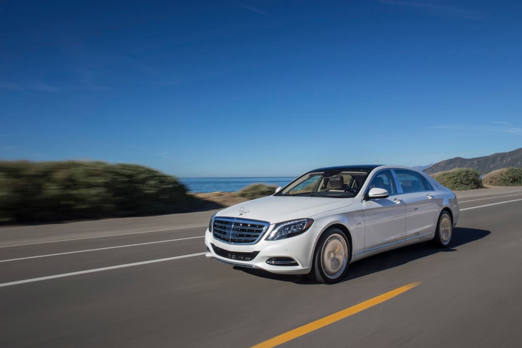 El Mercedes-Maybach S600 2016 cuenta con un
<b>motor de V12 turbocargado de 6.0 litros </b>y 523 caballos de fuerza @ 4,900 rpm. Su velocidad máxima es de 130 mph y acelera de 0 a 60 mph en cinco segundos. Al momento de su lanzamiento, este modelo tenía un precio a partir de 189,000 dólares.