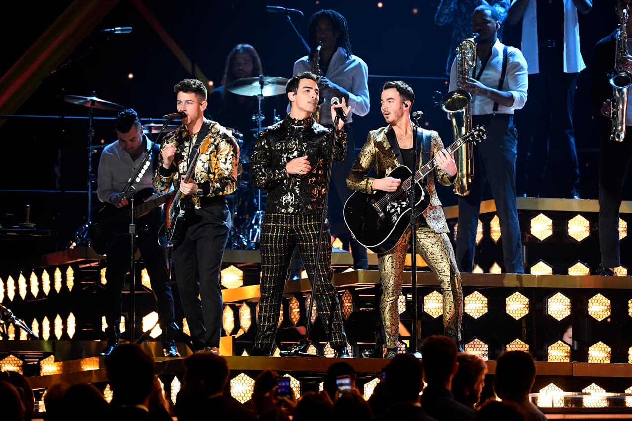 El pasado 26 de enero se llevó a cabo la entrega número 62 del GRAMMY en el Staples Center de Los Ángeles, en donde los
<b><a href="https://www.univision.com/famosos/nick-jonas-y-priyanka-chopra-podrian-estar-atravesando-su-primera-crisis-matrimonial-fotos">Jonas Brothers</a></b> tuvieron una presentación musical.
<br>
