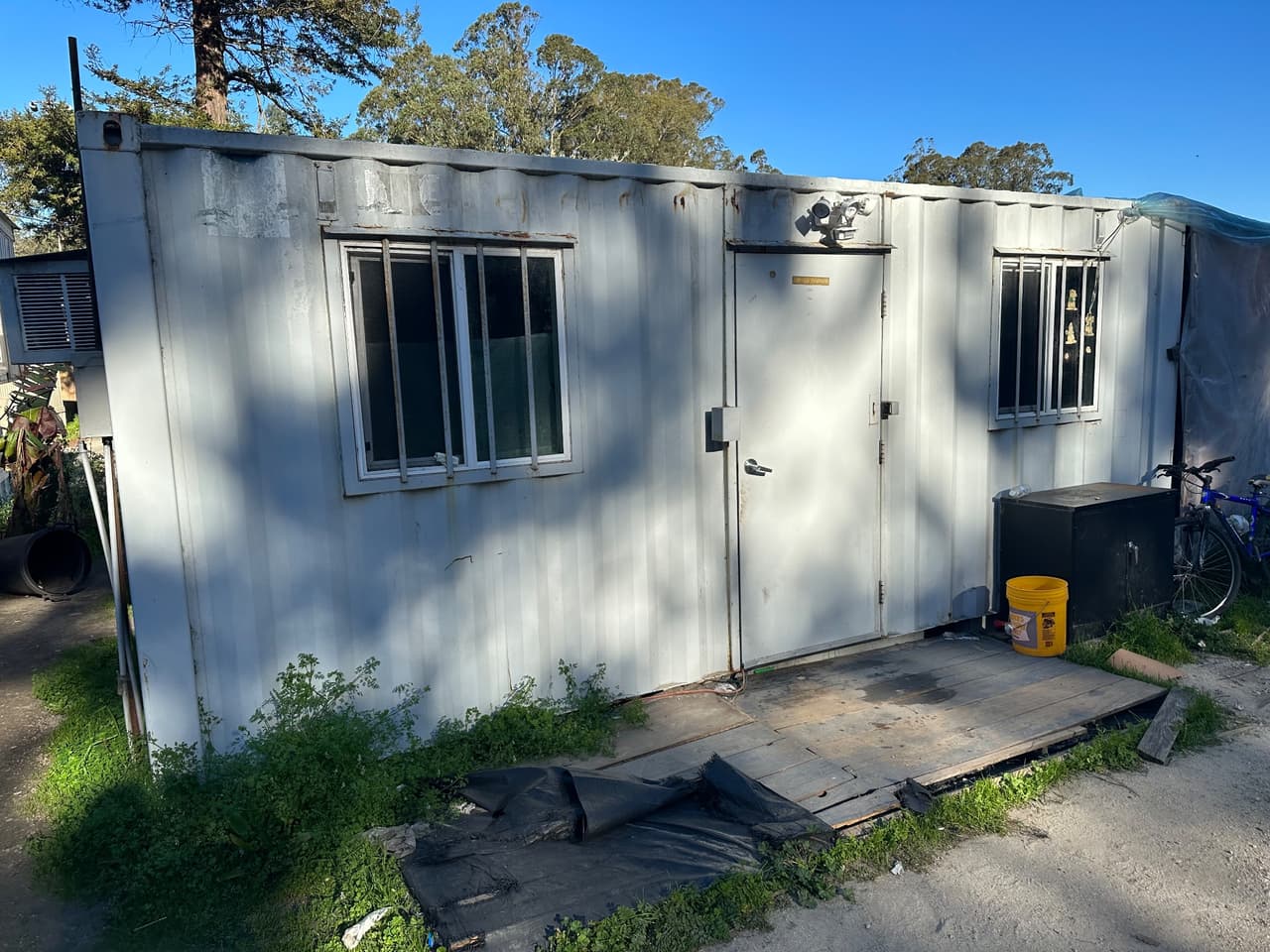 El supervisor Mueller agregó que las viviendas que vio eran el equivalente a una habitación, sin aislamiento térmico ni agua potable. Una de las campesinas con las que habló presuntamente le reveló que dormía en el suelo, que aún estaba húmedo por las tormentas que azotaron la región.