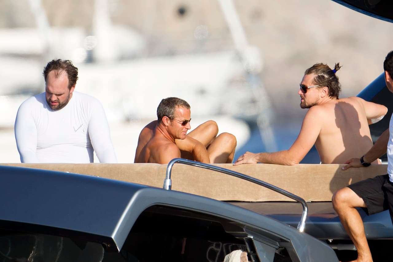 Además, el 'man bun' le sienta muy bien en su cabello.