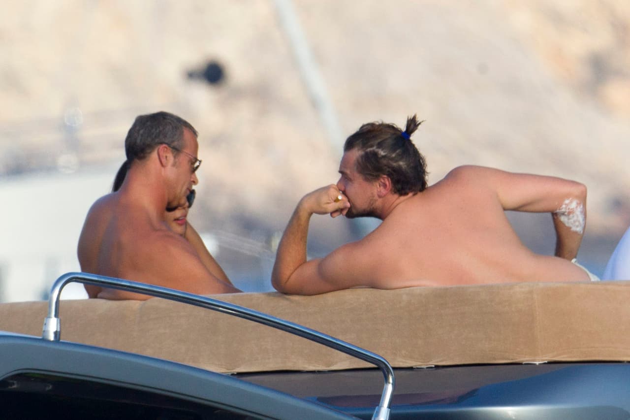 Ni estar desparramado en su yate.