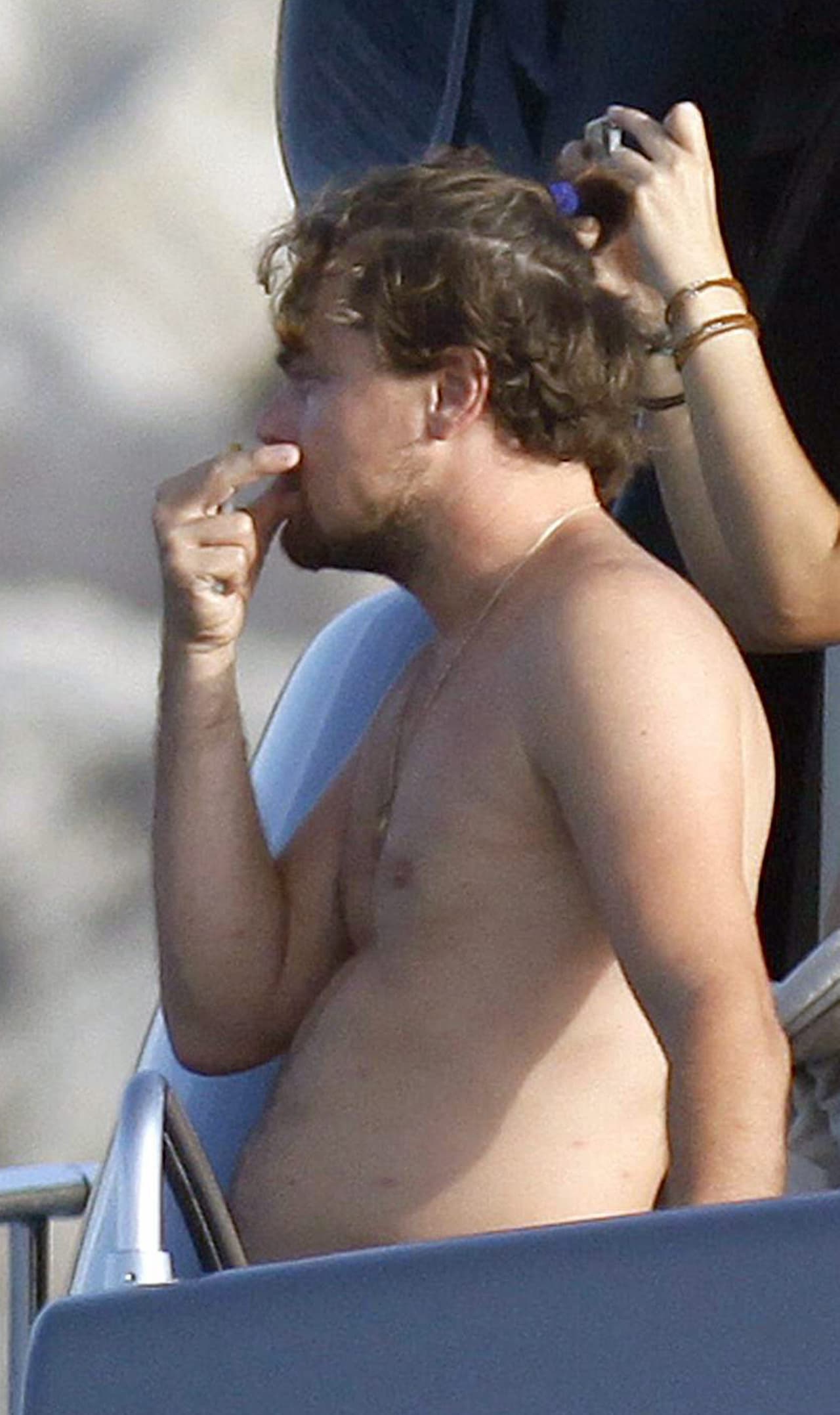 Leo deja ventilar su 'pancita' a cada rato.