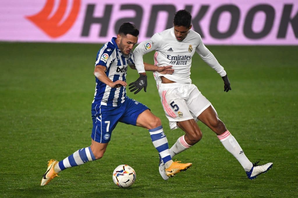 Los de Zidane fueron superados 1-2 en su décimo encuentro de la competición española. Lucas Pérez (5’) abrió el marcador para los visitantes y Joselu (49’) creció la diferencia. Casmiro (86’) descontó, pero no fue suficiente para evitar la derrota.