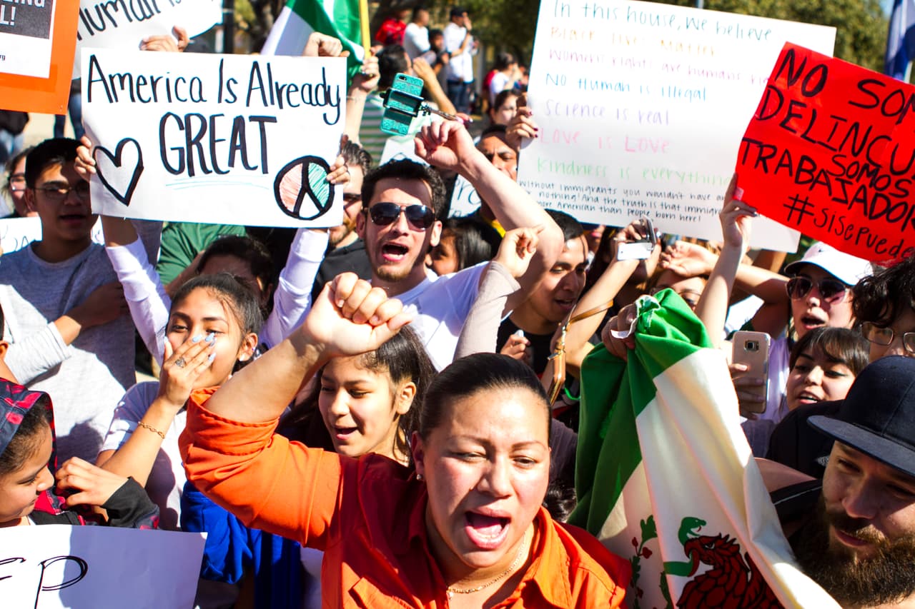 La colorida y concurrida manifestación de respaldo a los inmigrantes en Austin contó con la participación de personas de varias nacionalidades y diversas comunidades.
