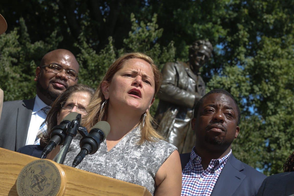 Exigen el retiro de la estatua de un ginecólogo que hizo experimentos con esclavas sin anestesia