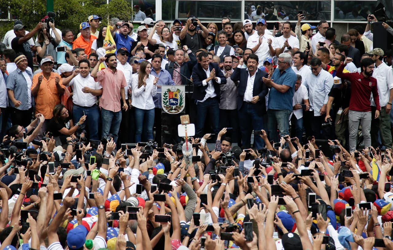 "Señores de las Fuerzas Armadas: es evidente que después de las amenazas alguien no cumplió (...). Lo dijimos el mismo 5 de enero (cuando juró al cargo de presidente de la Asamblea Nacional), la cadena de mando está rota", expresó durante su discurso en Caracas.