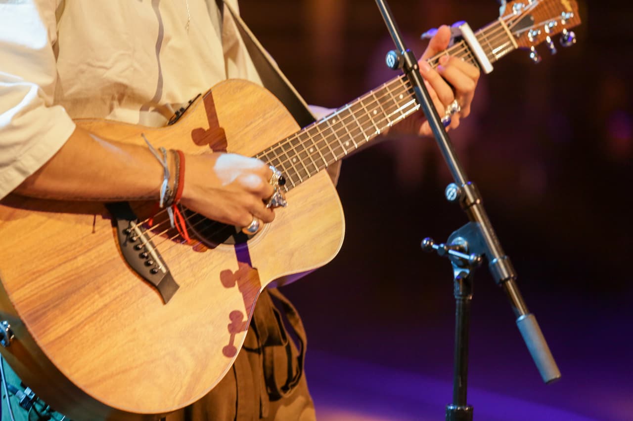 Llegó con su mejor compañera, su guitarra, que será protagonista de la noche del jueves 18 de julio.
