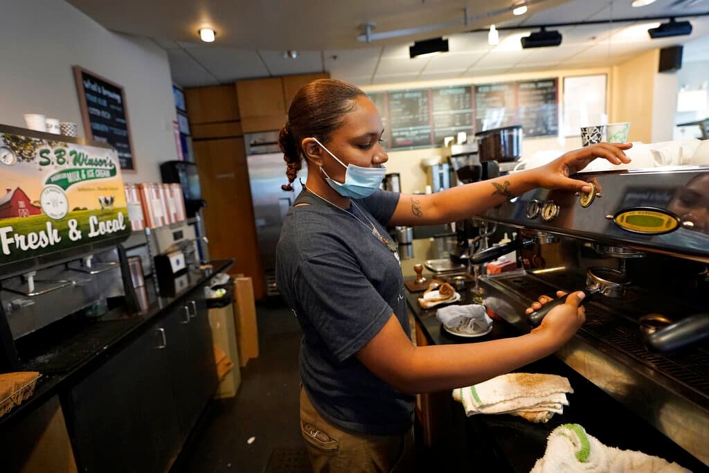 Trinity Rucker, una barista de Rhode Island, prepara un café en junio de 2022. (AP Photo/Steven Senne)