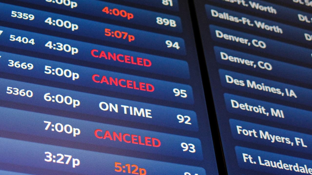 Reducción de vuelos puede aumentar aunque se reabra el gobierno: resumen de las noticias del día