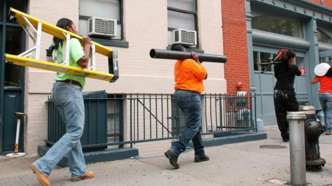 Organización NEW capacita a mujeres para trabajar en áreas como carpintería y construcción