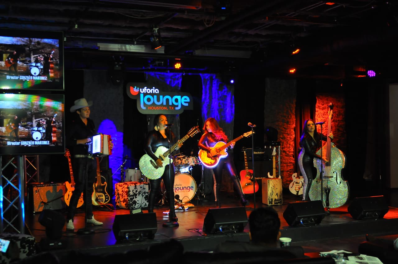 Escuchamos corridos, norteñas, reggaeton y chiripop en el segundo día.