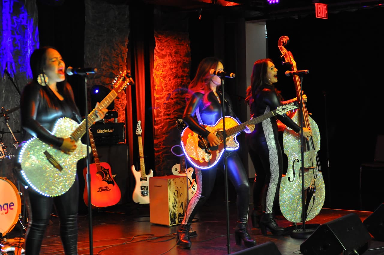 Escuchamos corridos, norteñas, reggaeton y chiripop en el segundo día.