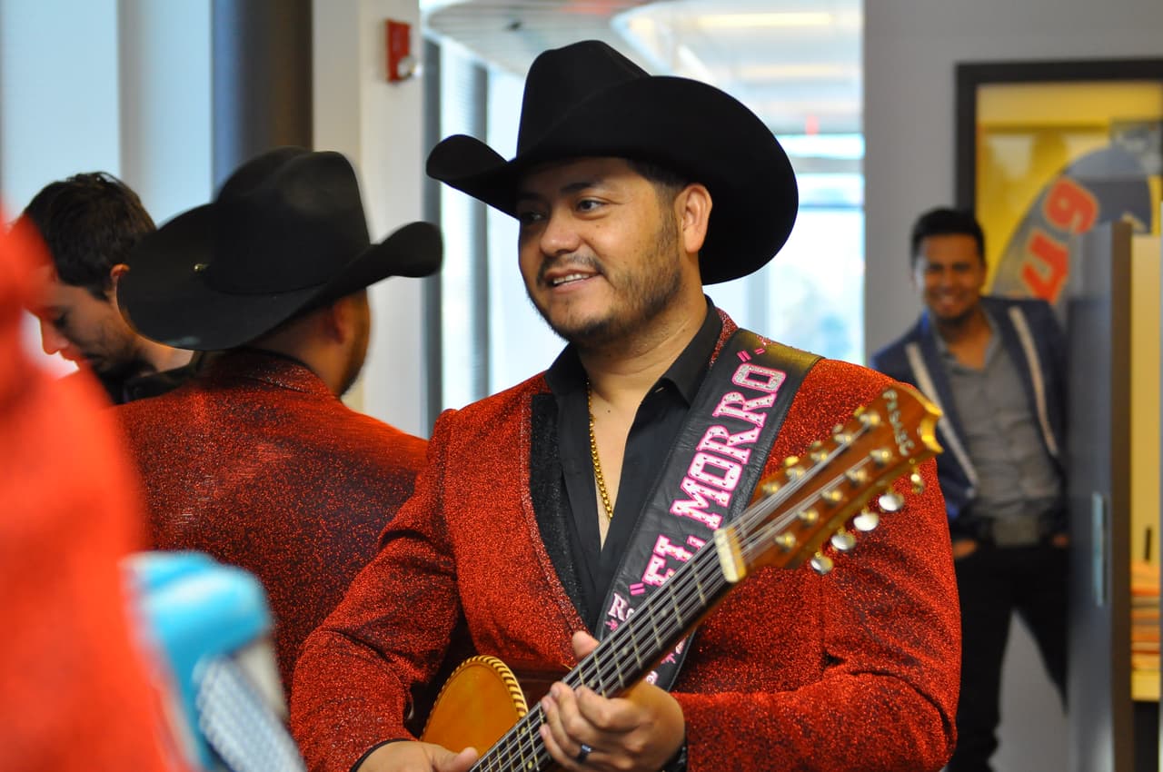 Escuchamos corridos, norteñas, reggaeton y chiripop en el segundo día.