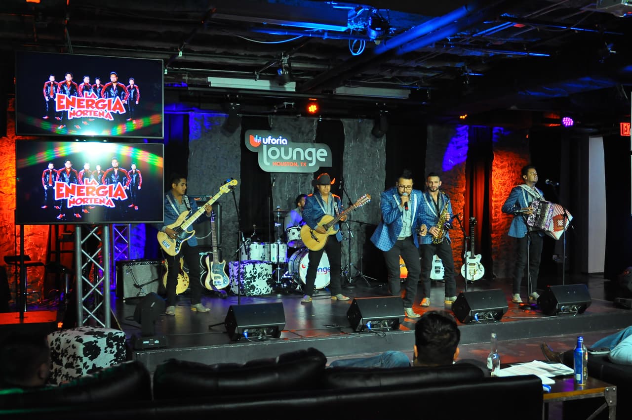 Escuchamos corridos, norteñas, reggaeton y chiripop en el segundo día.