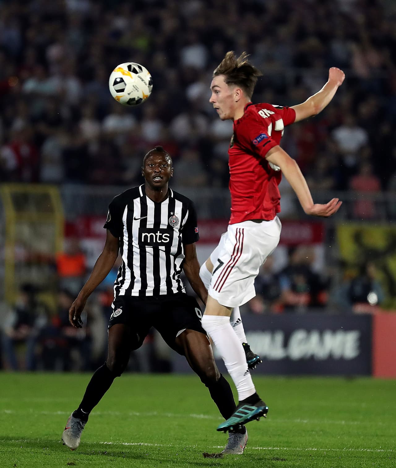Manchester United sufre en Belgrado pero derrota a Partizan en la Europa League
