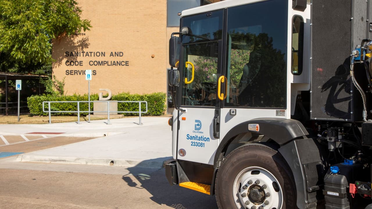 ¿En banquetas o en callejones? La ciudad de Dallas frena cambios en recolección de basura