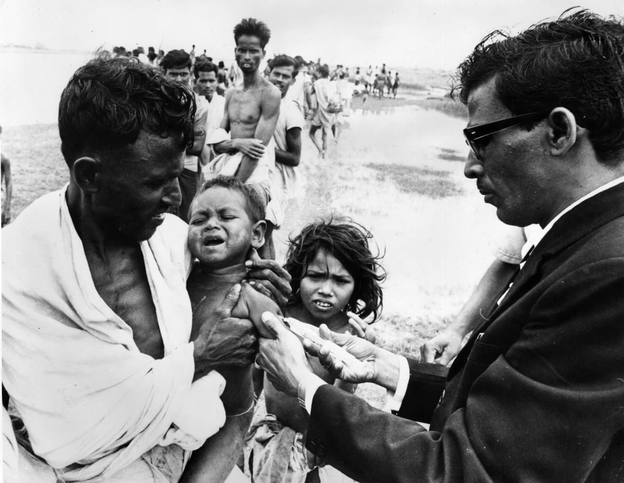 <b>Cólera: Muertes estimadas antes de la inmunización generalizada: </b>hasta 143,000 en todo el mundo. Esta enfermedad intestinal grave produce una diarrea intensa que puede provocar deshidratación. Se transmite al ingerir una bacteria que se encuentra en alimentos o agua contaminados, lo que sucede en lugares con malas condiciones sanitarias y con escasez de agua potable. La vacuna fue introducida en 1885.