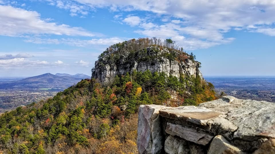 <b>Hanging Rock State Park & Pilot Mountain State Park</b>
<br>
<b>Sitio web</b>: 
<a href="https://www.ncparks.gov/state-parks/pilot-mountain-state-park">https://www.ncparks.gov/state-parks/pilot-mountain-state-park</a> 
<br>
<b><a href="https://maps.app.goo.gl/9n5CJirAMMJwfTWE8">Cómo llegar</a> </b>
<br>
<br>Ubicados a 30 minutos en auto uno del otro, tanto el Parque Estatal Hanging Rock como el Parque Estatal Pilot Mountain ofrecen impresionantes vistas del otoño. Podrás recorrer unas 62 millas de senderos disponibles para aquellos que buscan estirar las piernas, incluido el sendero Mountain-to-Sea que atraviesa ambos parques a lo largo de su ruta de 1,200 millas hasta la costa. Las mejores vistas de cada parque respectivo son desde el área de estacionamiento cerca del pináculo de Pilot Mountain y desde el borde mismo de Hanging Rock.