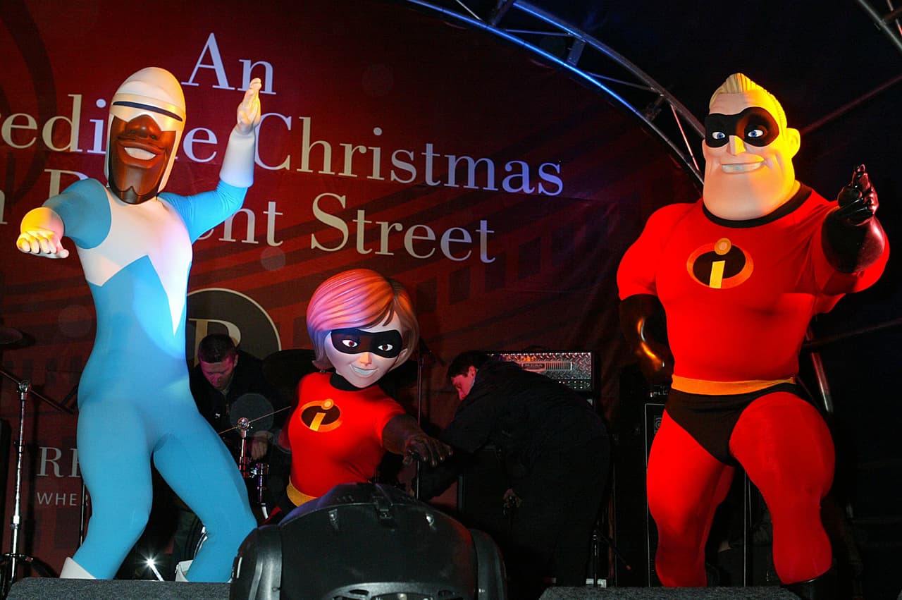 Bob Parr o Mr. Increíble en Los Increíbles Un superhéroe que deja de lado esa vida para llevar una normal junto a su familia, sin embargo no contaba con la vida le dará algunas sorpresas, por ejemplo sus hijos también poderes que los hacen una familia muy particular.