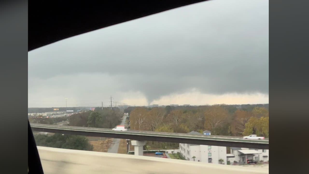 De acuerdo con la Oficina de Manejo de Emergencias de Houston, los tornados en región a menudo giran sin previo aviso y desaparecen con la misma rapidez.