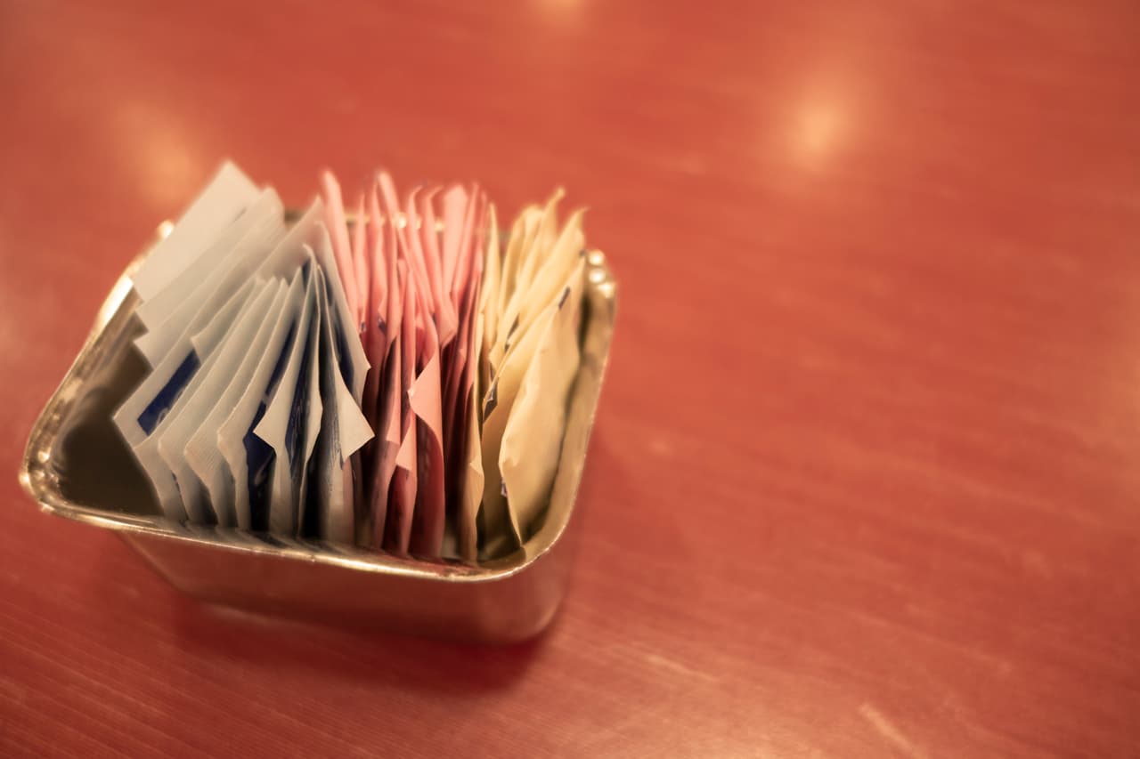 <b>Sacarina</b>
<br>
<br>Después de estudiar los derivados del alquitrán de hulla en el laboratorio,
<a href="https://www.acs.org/content/acs/en/molecule-of-the-week/archive/s/saccharin.html"> <u>el científico Constantin Fahlberg </u></a>comió algo que tenía un sabor particularmente dulce
<br>
<br>Se dio cuenta que el sabor provenía de un compuesto químico que se había derramado en su mano. Lo mejor de todo es que resultó ser libre de calorías. 
<br>