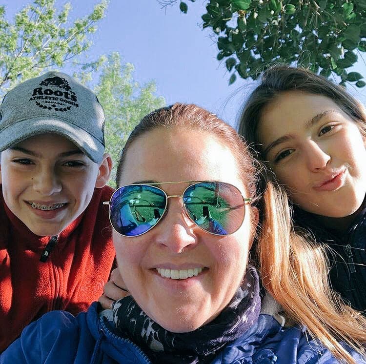 Mientras muchas familias y personas alrededor del mundo lamentan estar en cuarentena por el coronavirus,
<b><a href="https://www.univision.com/famosos/eugenia-cauduro-esta-feliz-porque-su-hija-ya-sigue-sus-pasos-en-la-actuacion-fotos" target="_blank">Eugenia Cauduro y sus dos hijos</a></b> adolescentes, Patricio (17 años) y Luciana (13), le dieron la vuelta.
<br>