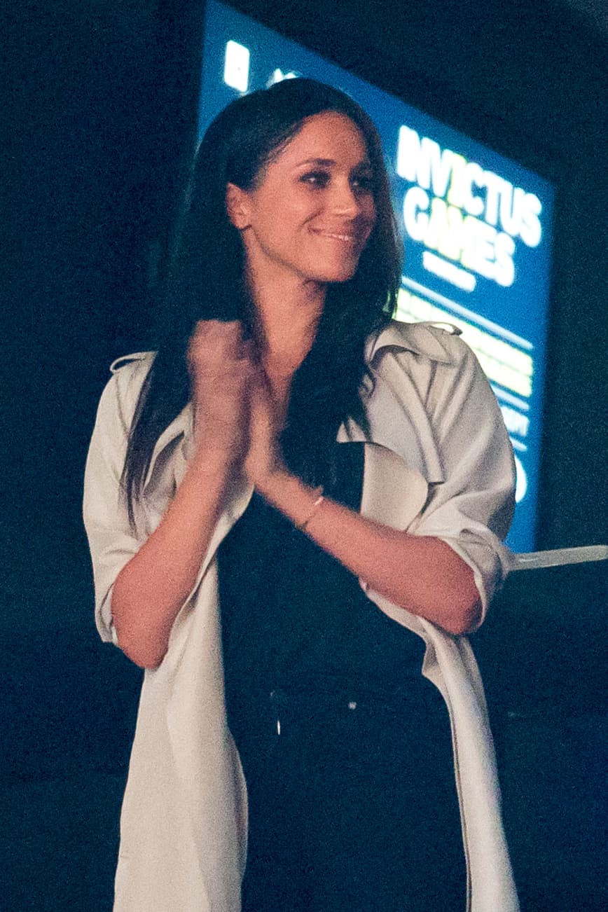 <b>Septiembre, 2017 </b>
<br>Volvimos a ver a Meghan en el cierre de los Juegos acompañada por su madre. Ahí lució jeans Everlane negros y una camiseta negra debajo de una gabardina Badgley Mischka y zapatos Jimmy Choo.